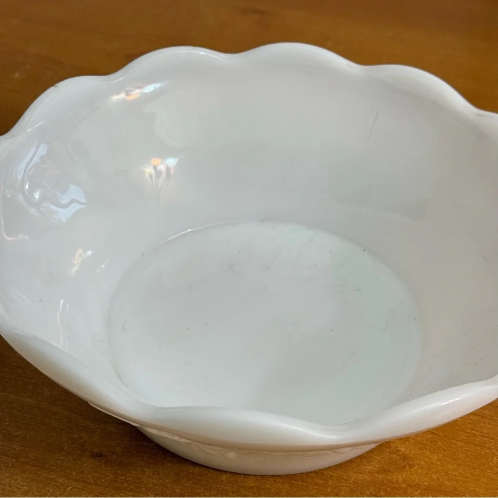 Vintage Fenton milk glass scalloped edge, fruit‎ serving bowl with grape pattern